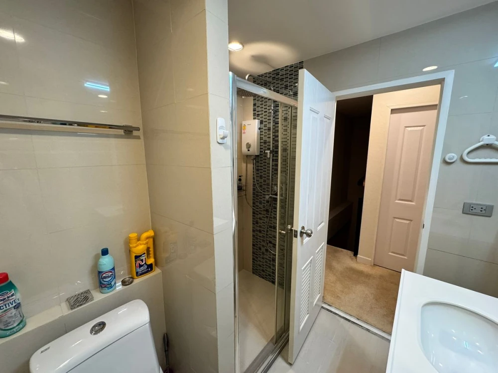 For rent: The Sky Sukhumvit. Spacious and comfortable room, fully furnished. Book now!
