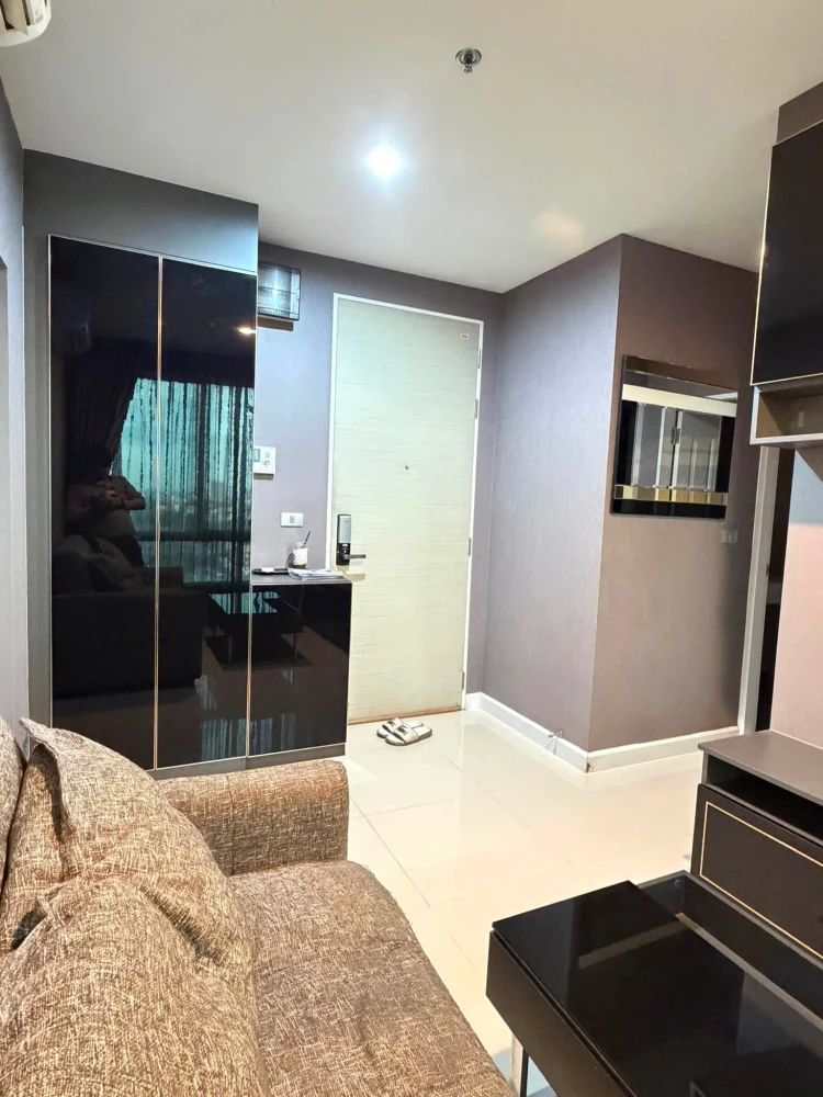 For rent: The Sky Sukhumvit, beautifully decorated unit with built-in furniture throughout, perfect for those seeking relaxation.
