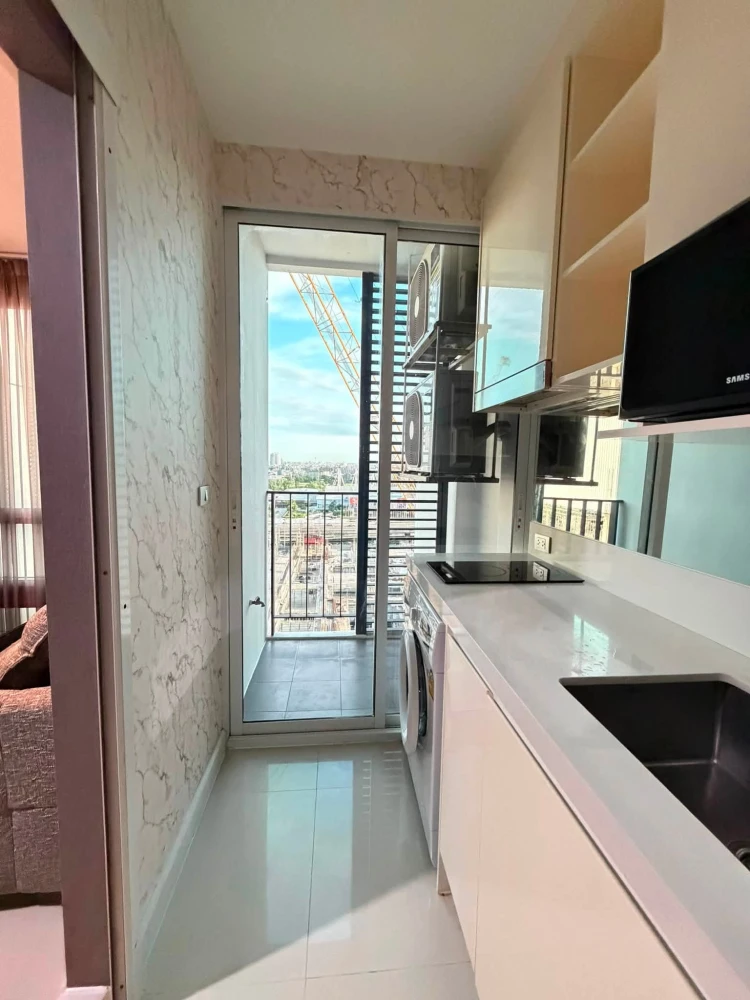 For rent: The Sky Sukhumvit, beautifully decorated unit with built-in furniture throughout, perfect for those seeking relaxation.