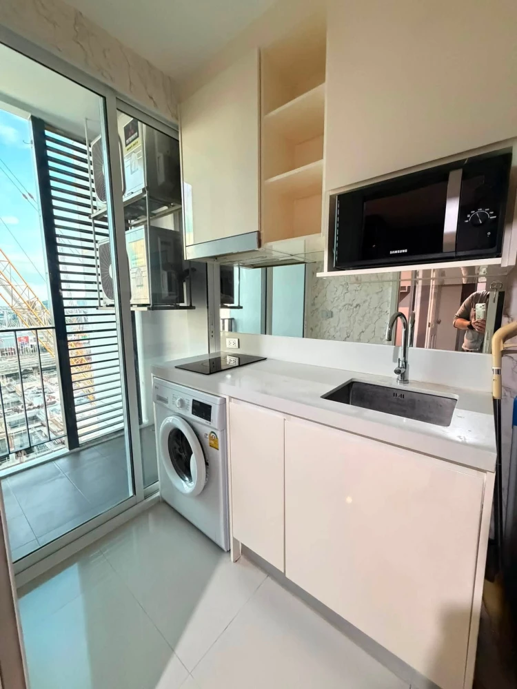 For rent: The Sky Sukhumvit, beautifully decorated unit with built-in furniture throughout, perfect for those seeking relaxation.