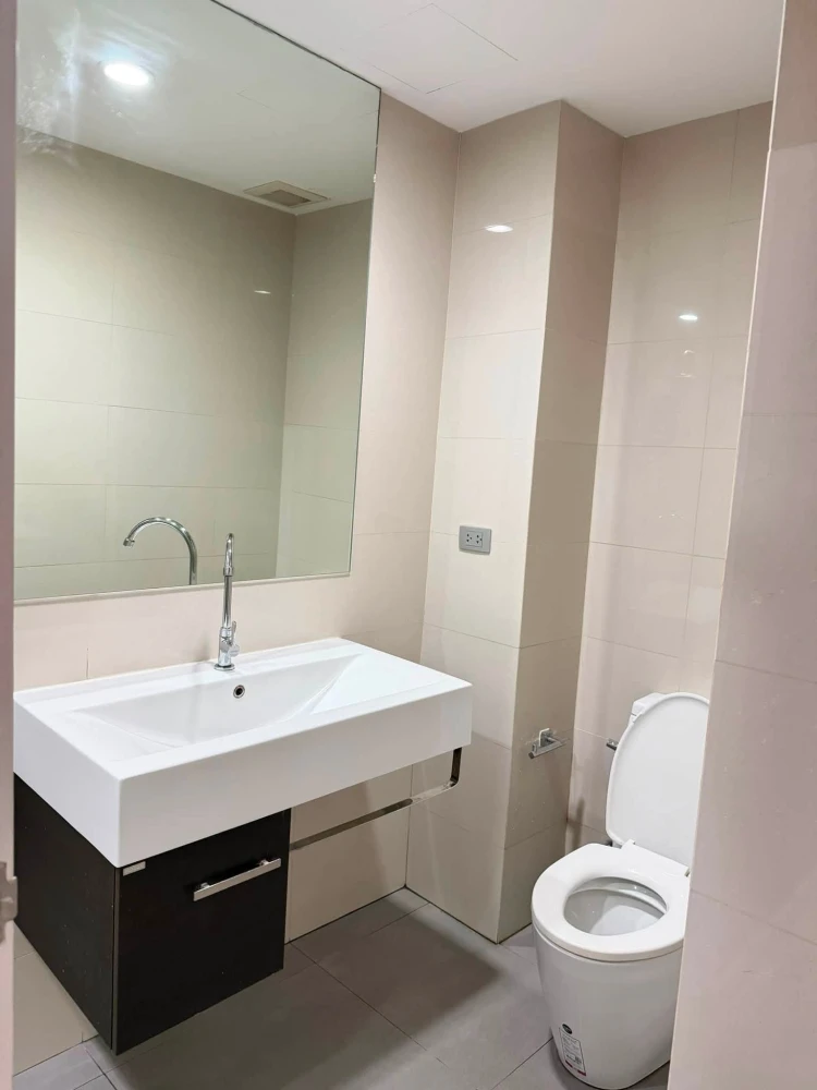 For rent: The Sky Sukhumvit, beautifully decorated unit with built-in furniture throughout, perfect for those seeking relaxation.