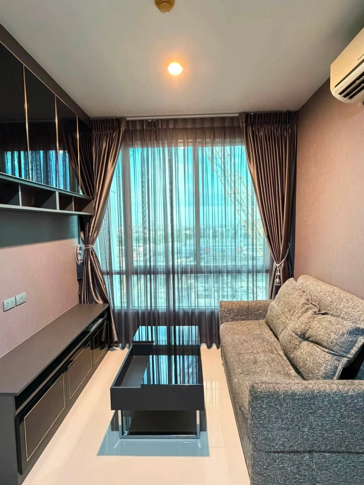 For rent: The Sky Sukhumvit, beautifully decorated unit with built-in furniture throughout, perfect for those seeking relaxation.