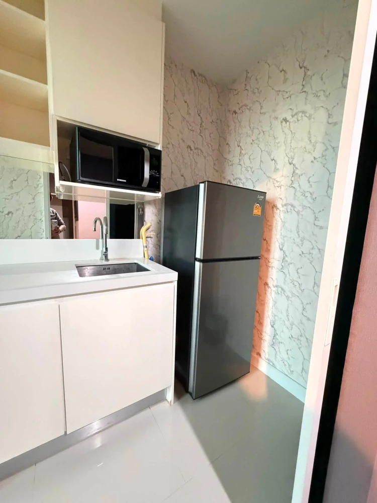 For rent: The Sky Sukhumvit, beautifully decorated unit with built-in furniture throughout, perfect for those seeking relaxation.