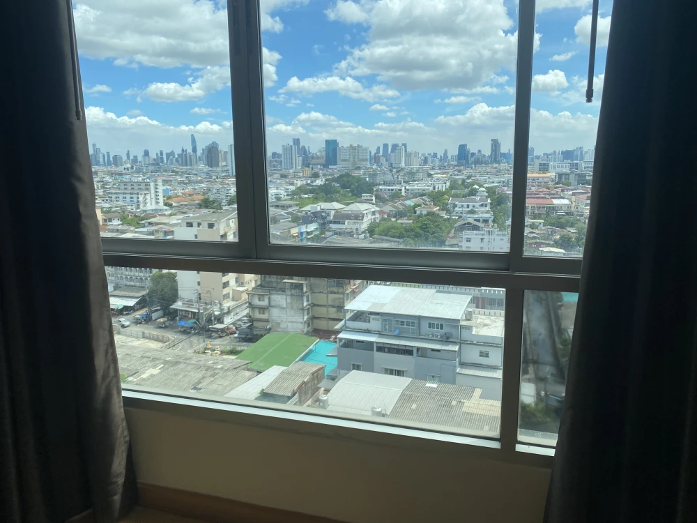 For rent: The Star Estate @ Rama 3. Nice, spacious high-floor unit with city views. Book now!