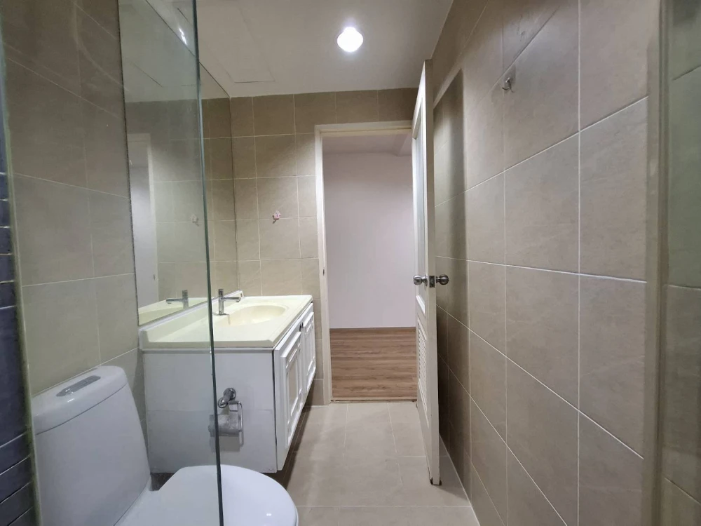 For rent: The Station Sathorn-Bangrak, empty room, high floor, spacious and comfortable. Reserve now, don't miss out!