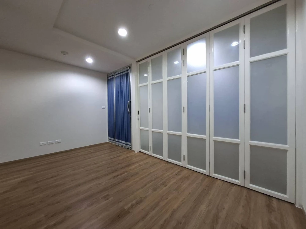 For rent: The Station Sathorn-Bangrak, empty room, high floor, spacious and comfortable. Reserve now, don't miss out!