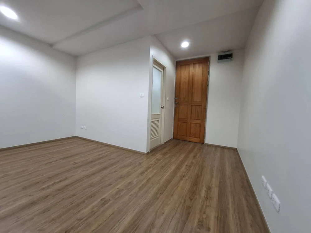 For rent: The Station Sathorn-Bangrak, empty room, high floor, spacious and comfortable. Reserve now, don't miss out!