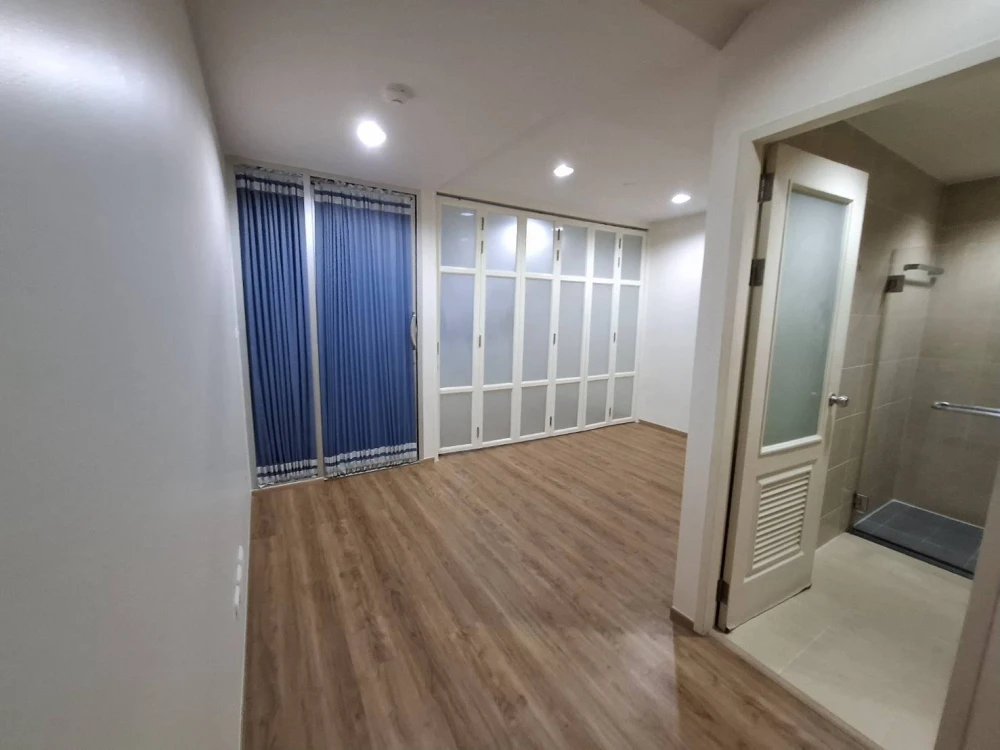 For rent: The Station Sathorn-Bangrak, empty room, high floor, spacious and comfortable. Reserve now, don't miss out!