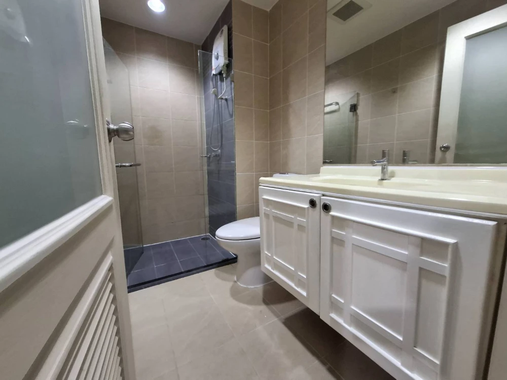 For rent: The Station Sathorn-Bangrak, empty room, high floor, spacious and comfortable. Reserve now, don't miss out!