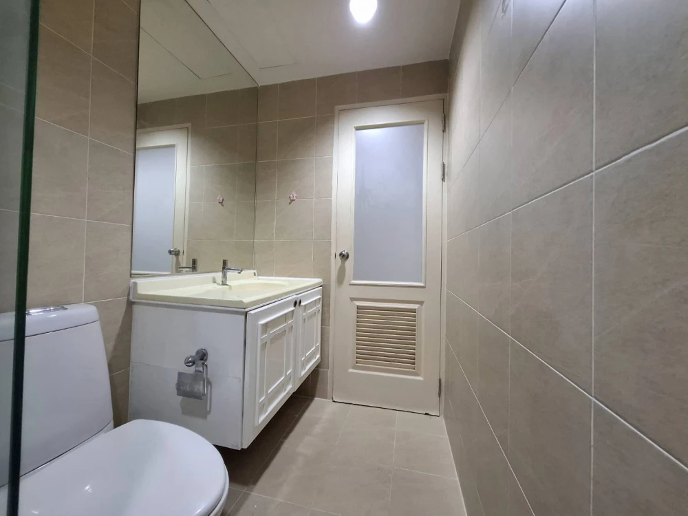 For rent: The Station Sathorn-Bangrak, empty room, high floor, spacious and comfortable. Reserve now, don't miss out!