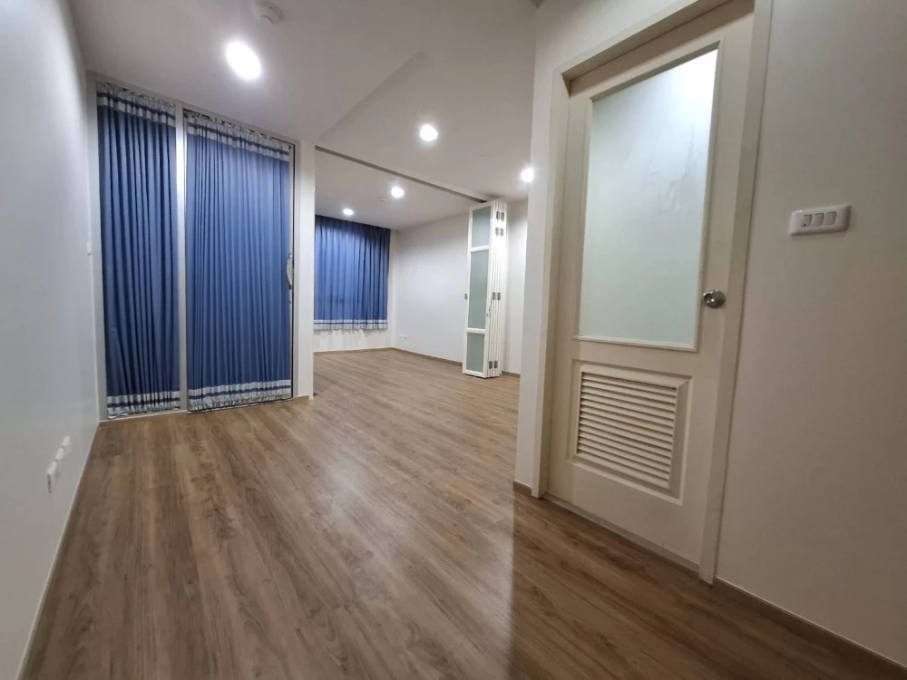 For rent: The Station Sathorn-Bangrak, empty room, high floor, spacious and comfortable. Reserve now, don't miss out!