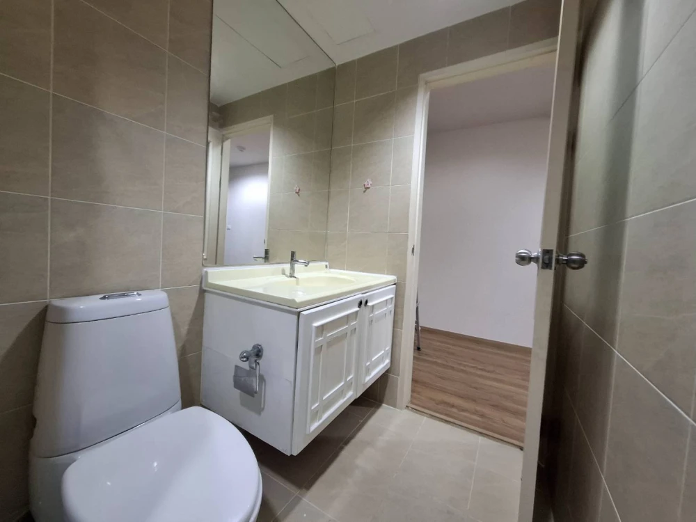 For rent: The Station Sathorn-Bangrak, empty room, high floor, spacious and comfortable. Reserve now, don't miss out!
