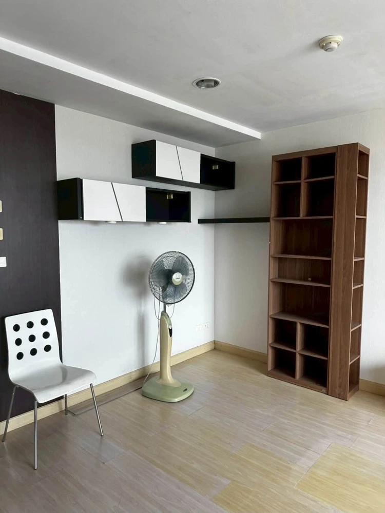 For Rent: The Station Sathorn-Bangrak, Building 2, 12A Floor. Clean, airy, and comfortable unit—not cramped. Book now!