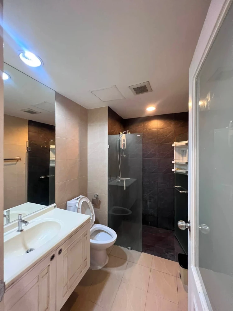 For rent: The Station Sathorn-Bangrak. Spacious, airy, and comfortable room with well-divided spaces. Don't miss out!