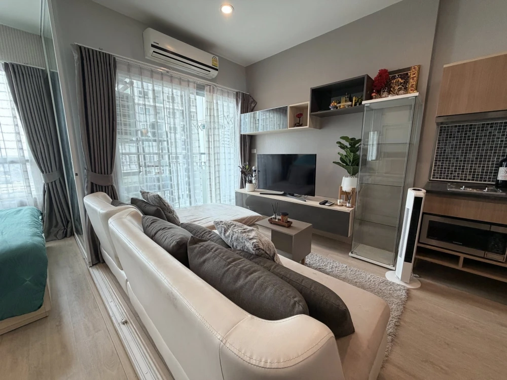 For rent: The Tempo Grand Sathorn-Wutthakat. Pool view, great ventilation, very comfortable living space. Comes with gorgeous built-in furniture. Book