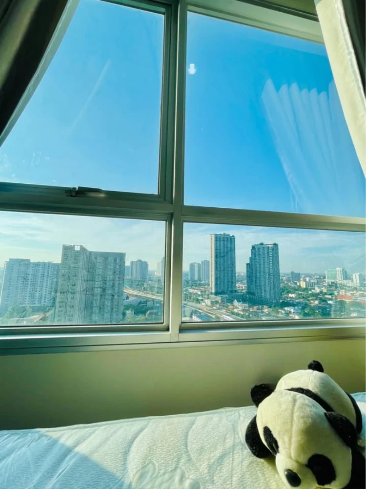 For rent: The Tempo Grand Sathorn-Wutthakat. Corner unit, offering great privacy. The room has a wonderful atmosphere and beautiful sky views from the