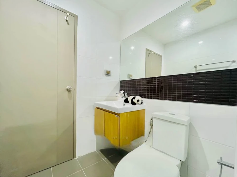 For rent: The Tempo Grand Sathorn-Wutthakat. Corner unit, offering great privacy. The room has a wonderful atmosphere and beautiful sky views from the