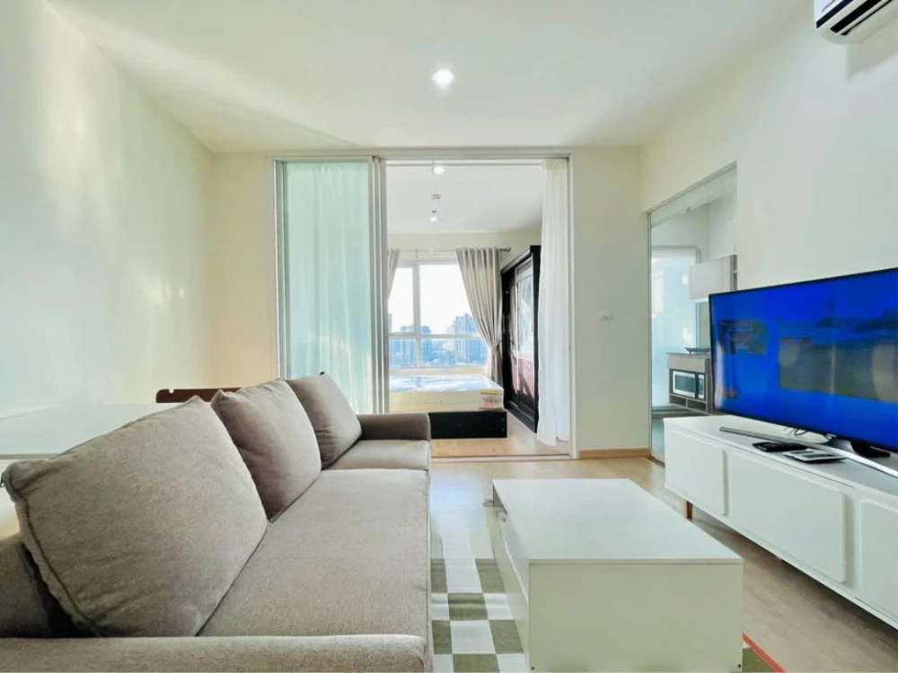 For rent: The Tempo Grand Sathorn-Wutthakat. Corner unit, offering great privacy. The room has a wonderful atmosphere and beautiful sky views from the