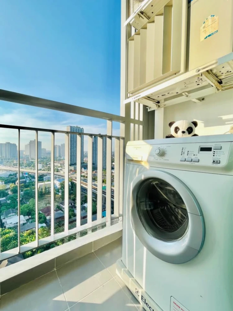 For rent: The Tempo Grand Sathorn-Wutthakat. Corner unit, offering great privacy. The room has a wonderful atmosphere and beautiful sky views from the