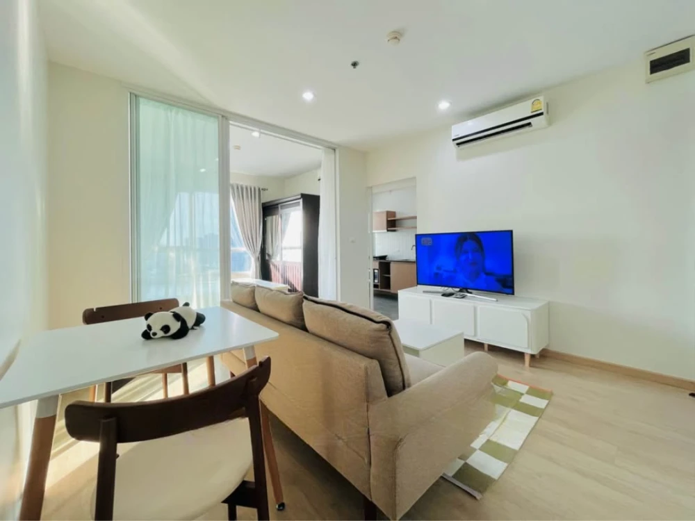 For rent: The Tempo Grand Sathorn-Wutthakat. Corner unit, offering great privacy. The room has a wonderful atmosphere and beautiful sky views from the