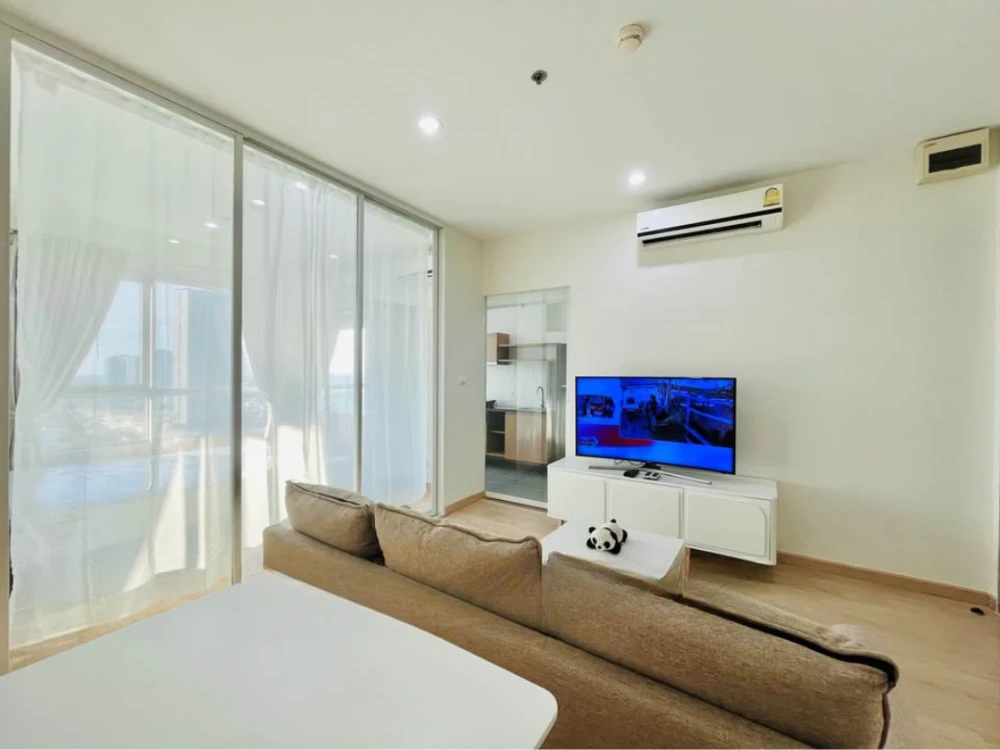 For rent: The Tempo Grand Sathorn-Wutthakat. Corner unit, offering great privacy. The room has a wonderful atmosphere and beautiful sky views from the
