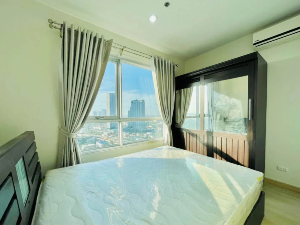 For rent: The Tempo Grand Sathorn-Wutthakat. Corner unit, offering great privacy. The room has a wonderful atmosphere and beautiful sky views from the