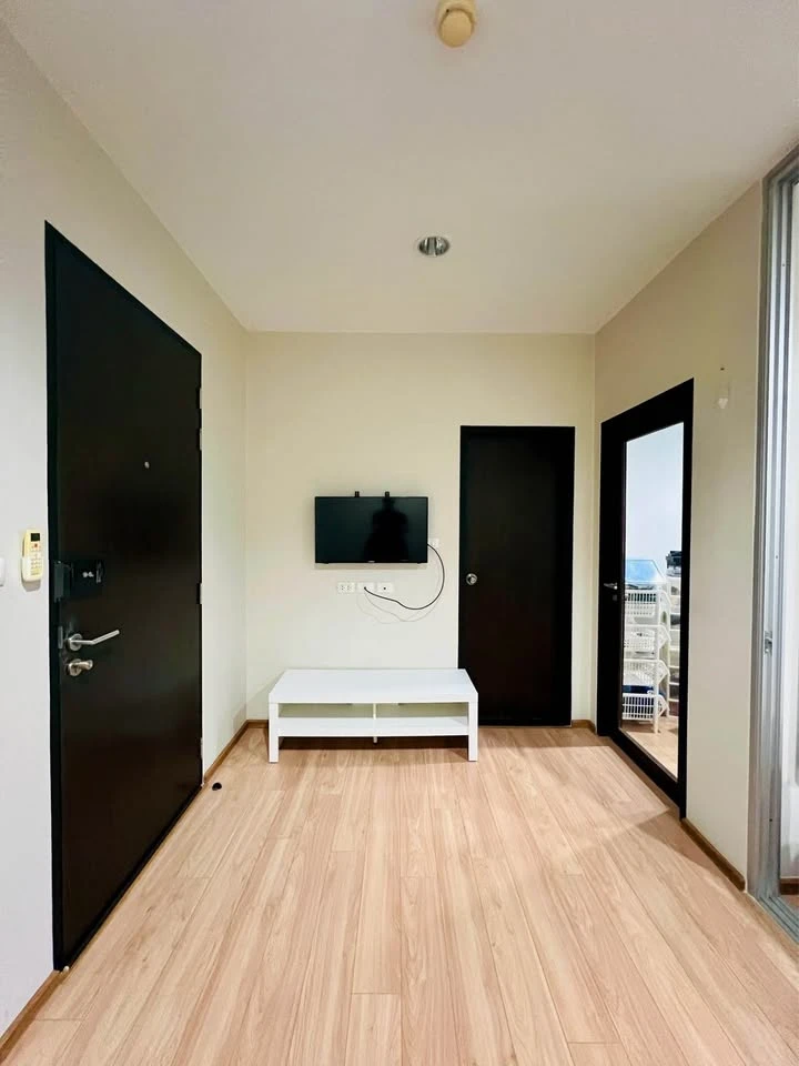 For rent: The Tempo Ratchada, fully furnished, in a great location, just bring your own luggage and move in.