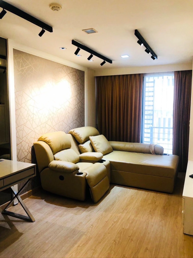 For rent: The Treasure Silom, a nice room, spacious and comfortable. Hurry and reserve now!