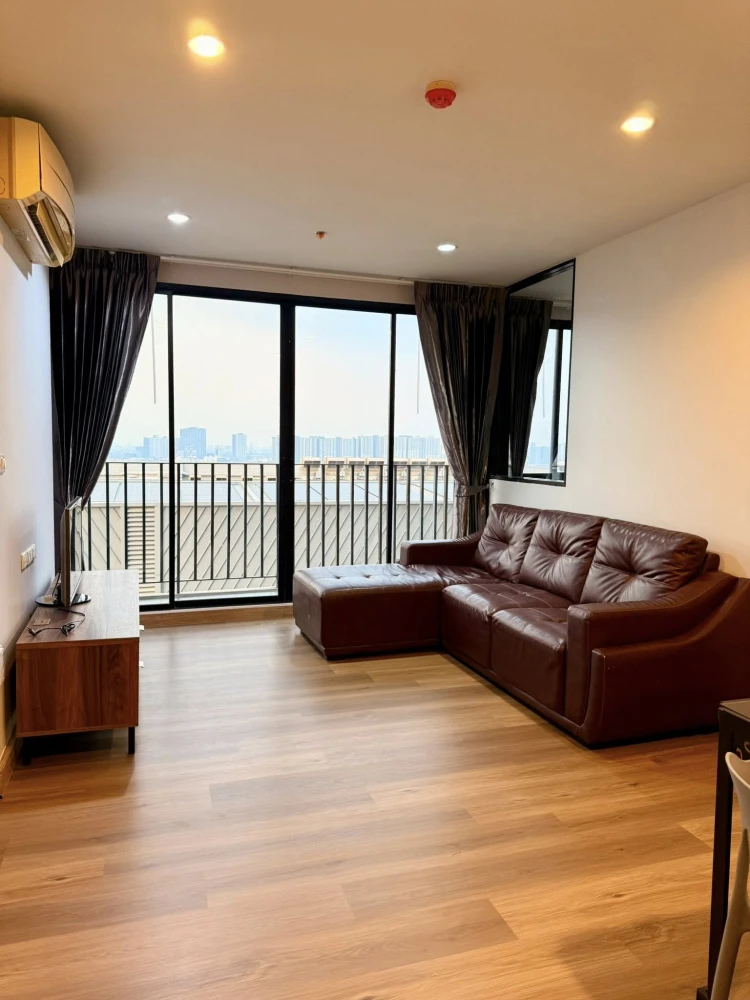 For rent: The Tree Interchange, 2 bedrooms, spacious living area, great location, with walk-in closet. Book now!