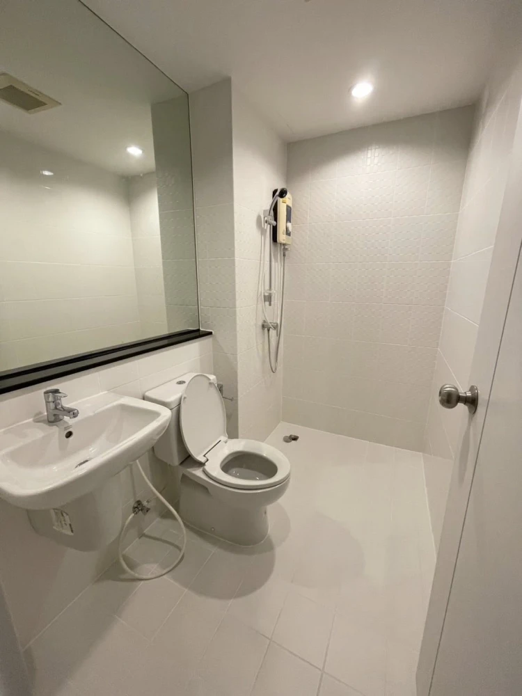 For rent: The Tree Interchange, 2 bedrooms, spacious living area, great location, with walk-in closet. Book now!