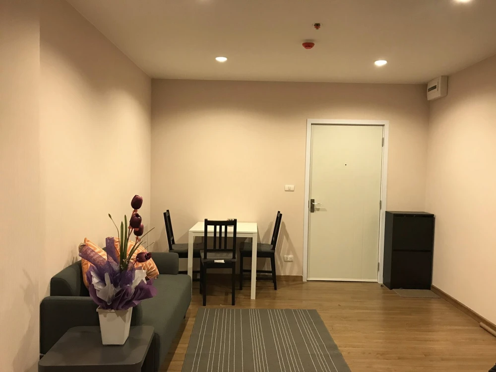 For rent: The Tree Interchange, 34th floor room, very high, great breeze, amazing view of the Chao Phraya River. Urgent... Hurry!