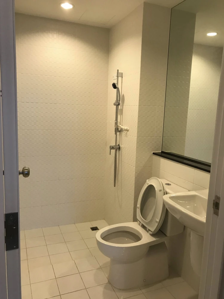For rent: The Tree Interchange, 34th floor room, very high, great breeze, amazing view of the Chao Phraya River. Urgent... Hurry!