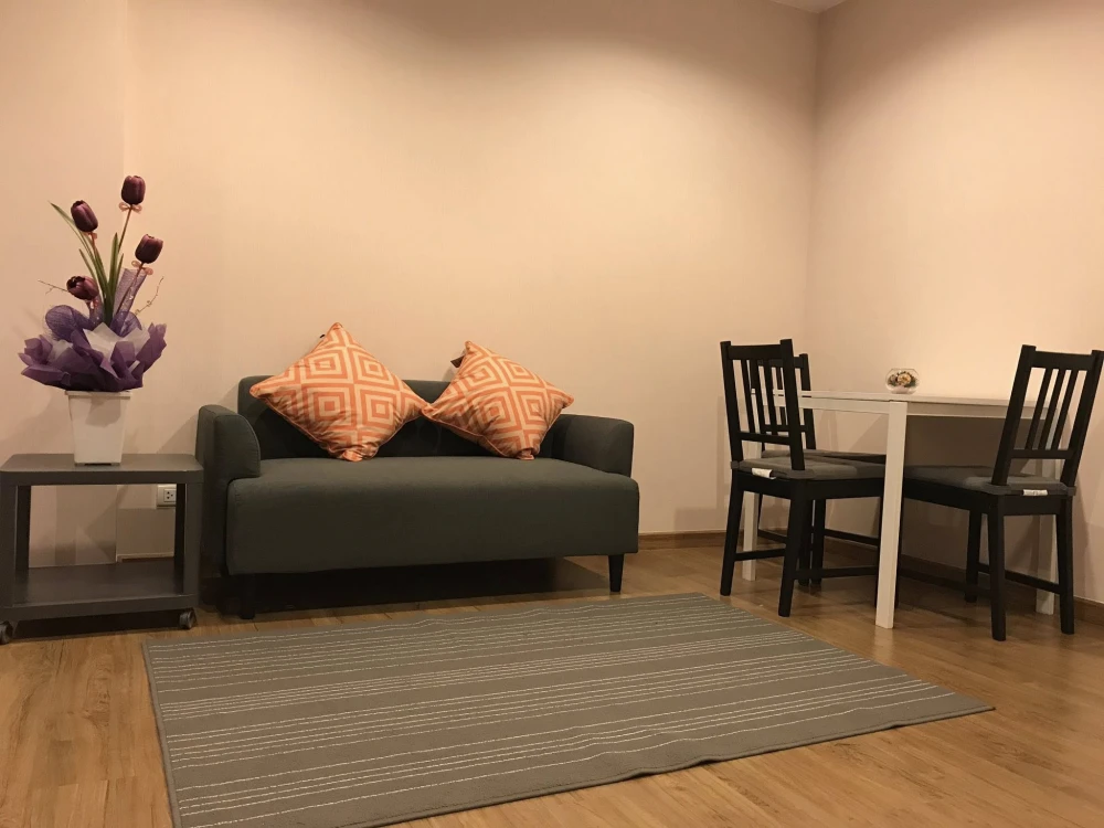 For rent: The Tree Interchange, 34th floor room, very high, great breeze, amazing view of the Chao Phraya River. Urgent... Hurry!