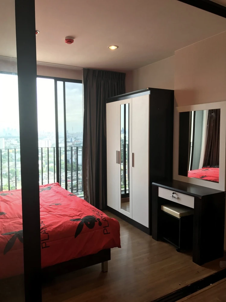 For rent: The Tree Interchange, 34th floor room, very high, great breeze, amazing view of the Chao Phraya River. Urgent... Hurry!