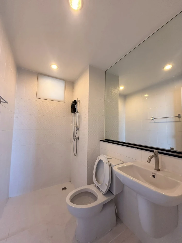 For rent: The Tree Interchange, very high floor, 2 bedrooms, 2 bathrooms, city view. If you don't book, you'll really miss out.