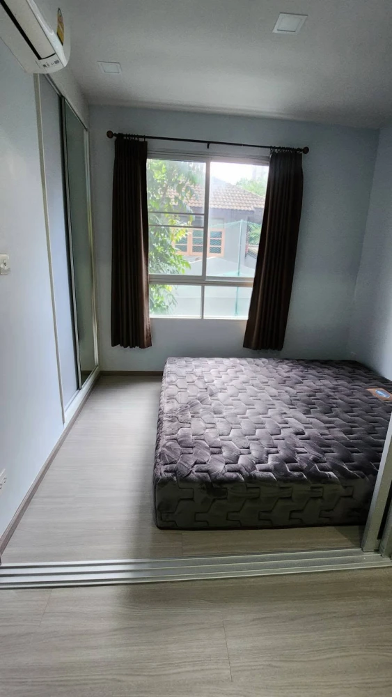 For rent: The Tree Ladprao 15. Spacious, well-partitioned rooms. Fully furnished with appliances. Don't miss out!