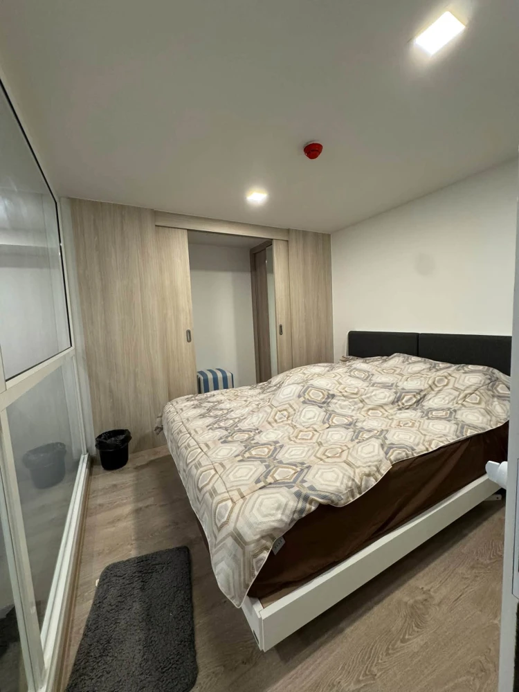 For Rent: The Tree Pattanakarn - Ekkamai. Duplex/Loft-style unit featuring a high double-volume ceiling for an airy, spacious feel. Fully furnished an images