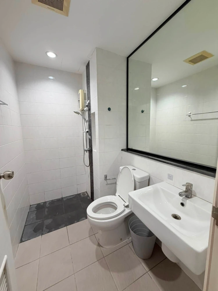For rent: The Tree RIO Bang-Aor Station. Beautifully decorated room with a warm atmosphere, ready to move in. Located on the 32nd floor with high view