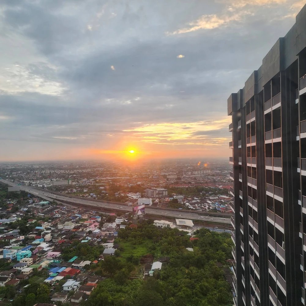 For rent: The Tree RIO Bang-Aor Station. A lovely room with coordinated decor and fully furnished. What are you waiting for?