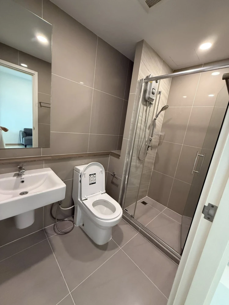 For rent: The Tree Sukhumvit 71-Ekamai, separate room, good view, great price, don't miss it.