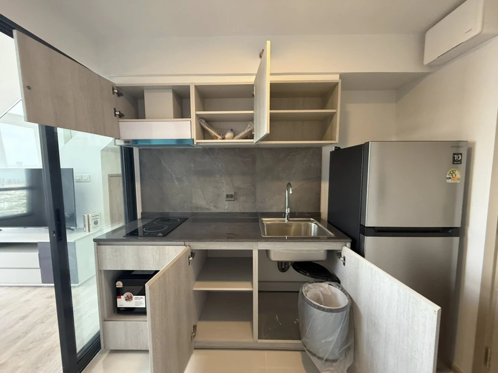 For rent: The Tree Pattanakarn-Ekkamai, 2-story loft unit with high ceilings, spacious and airy, 29th floor, beautiful view, great ventilation. Book n
