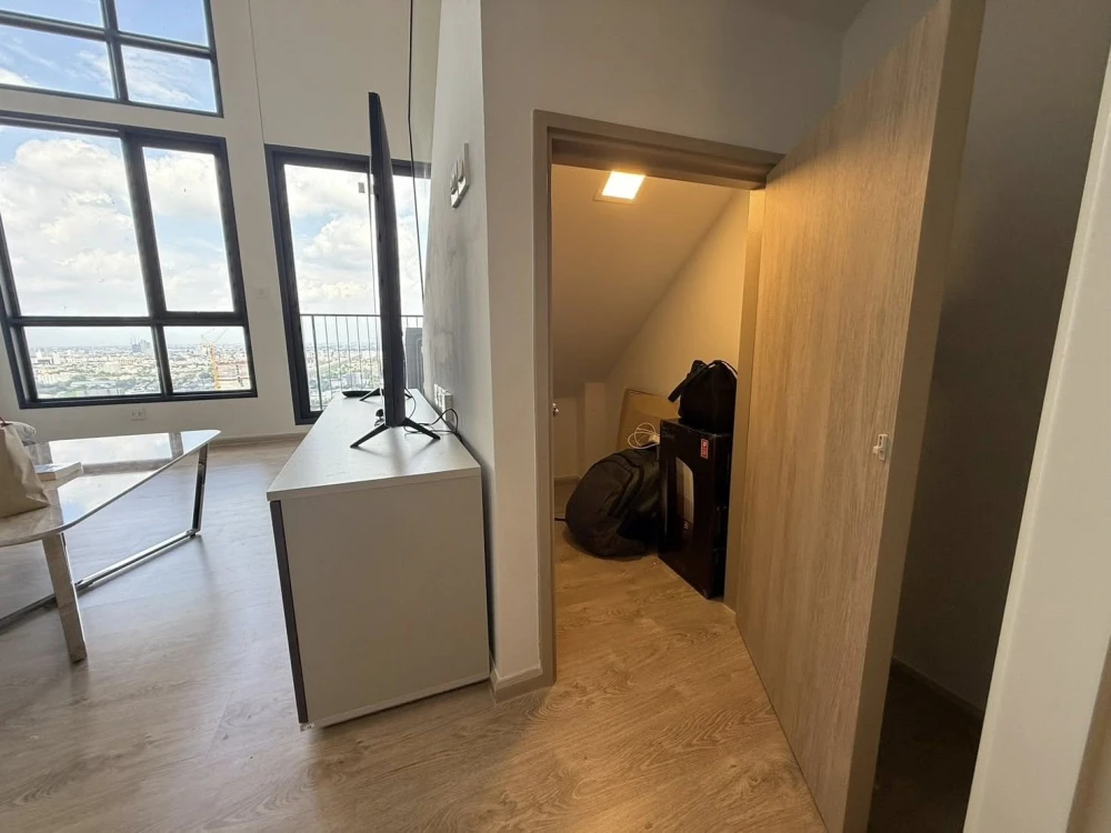 For rent: The Tree Pattanakarn-Ekkamai, 2-story loft unit with high ceilings, spacious and airy, 29th floor, beautiful view, great ventilation. Book n