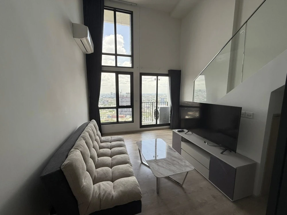 For rent: The Tree Pattanakarn-Ekkamai, 2-story loft unit with high ceilings, spacious and airy, 29th floor, beautiful view, great ventilation. Book n