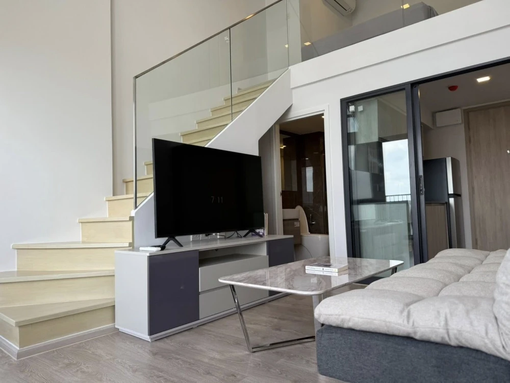 For rent: The Tree Pattanakarn-Ekkamai, 2-story loft unit with high ceilings, spacious and airy, 29th floor, beautiful view, great ventilation. Book n