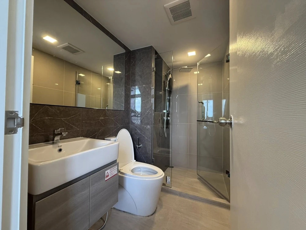 For rent: The Tree Pattanakarn-Ekkamai, 2-story loft unit with high ceilings, spacious and airy, 29th floor, beautiful view, great ventilation. Book n