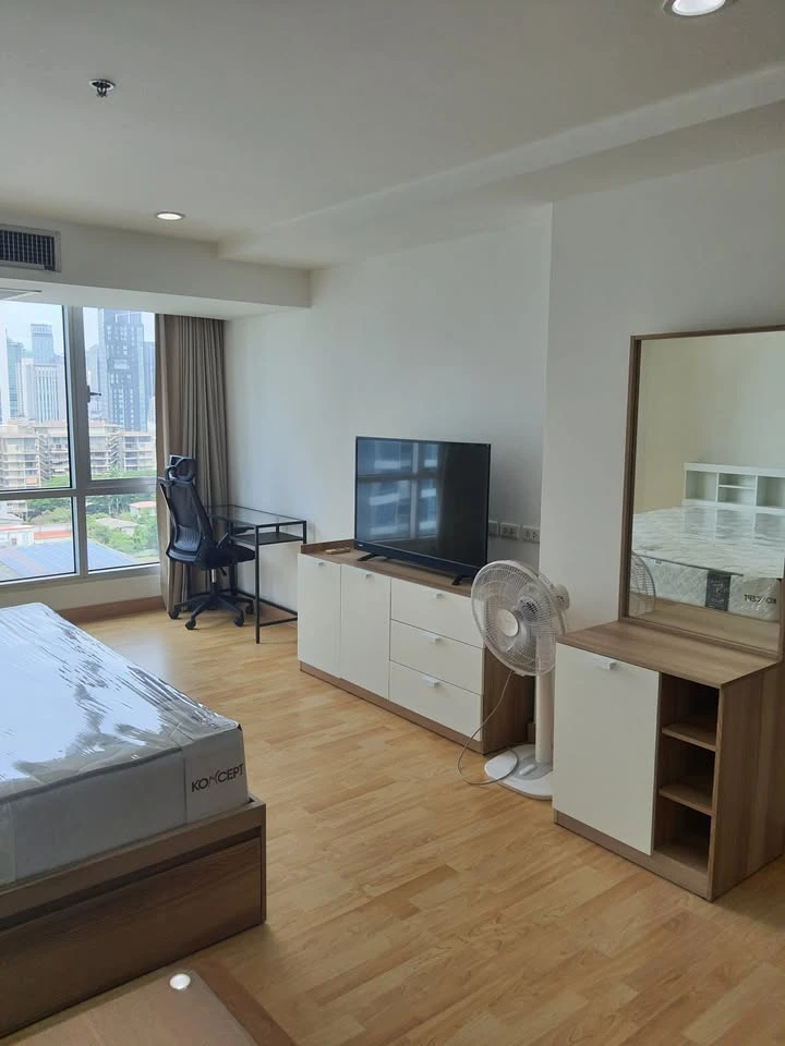 For rent: The TRENDY Condominium, spacious room, lots of usable space, comes with complete furniture, hurry and book now!