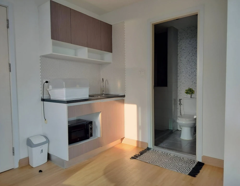 For rent: The Trust @ BTS Erawan, 23rd floor, corner room, river view on 2 sides, book now, don't miss out, urgent!