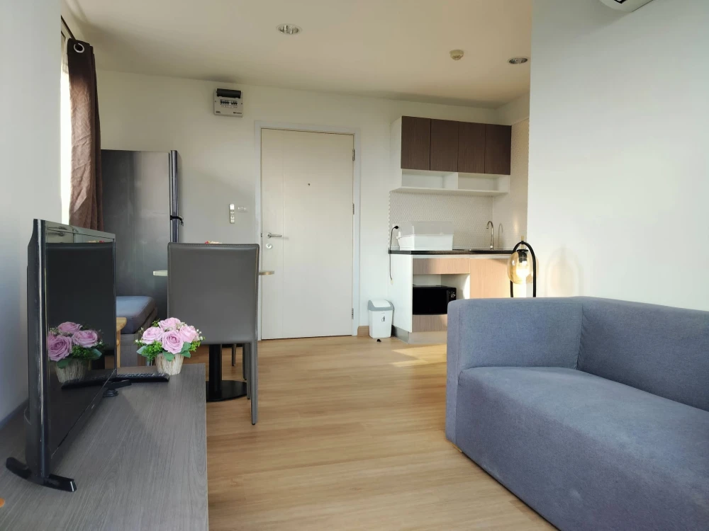For rent: The Trust @ BTS Erawan, 23rd floor, corner room, river view on 2 sides, book now, don't miss out, urgent!