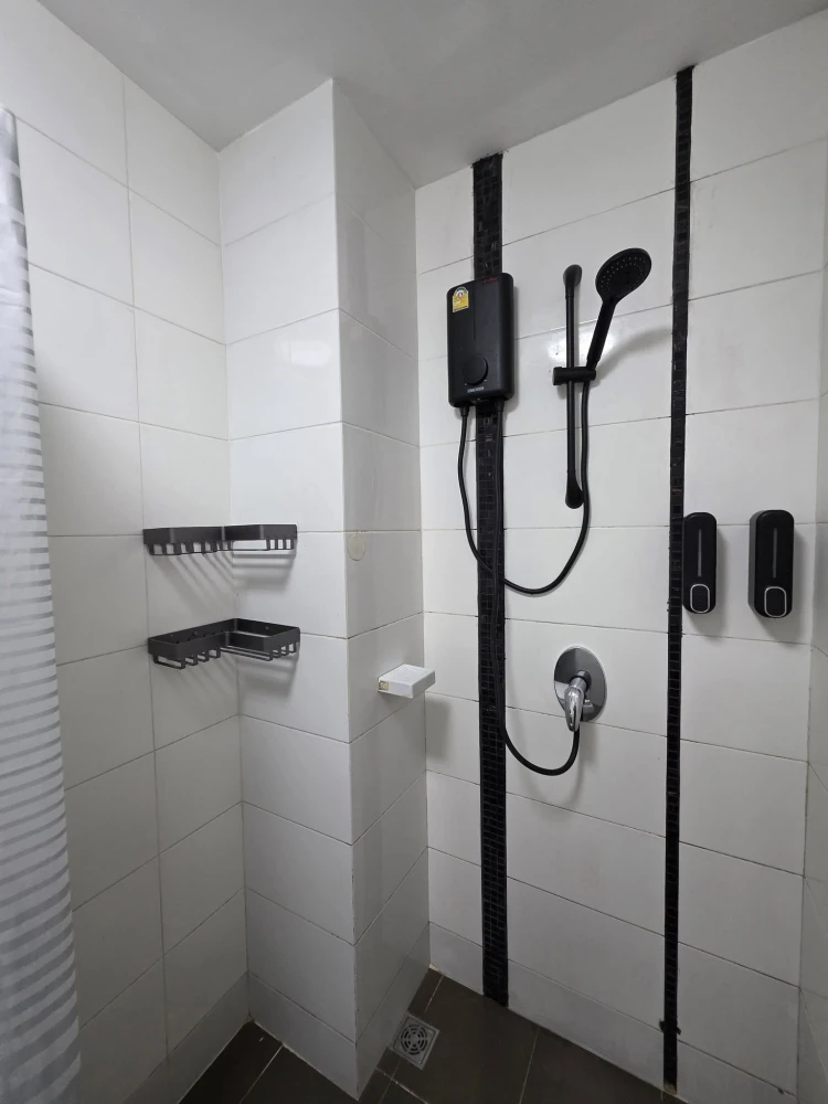 For rent: The Trust Condo Central Pattaya, 1 bedroom, 1 bathroom, decorated in a controlled tone, comes with complete furniture, book now.