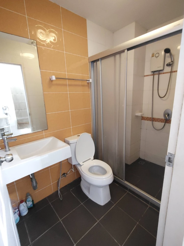 For rent: The Trust Condo Central Pattaya, 7th floor unit. High-quality wallpaper and full amenities. Book now!